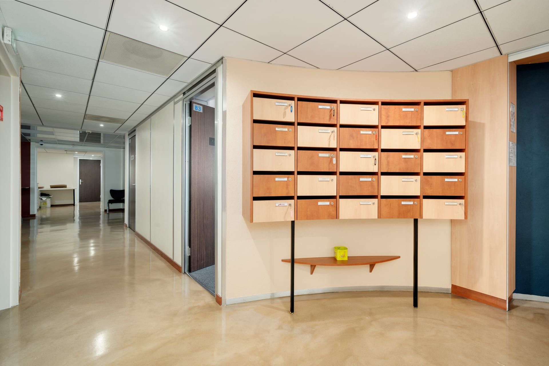Les boîtes aux lettres des entreprises domiciliées, dans un couloir du centre d'affaires Atrium à Nancy